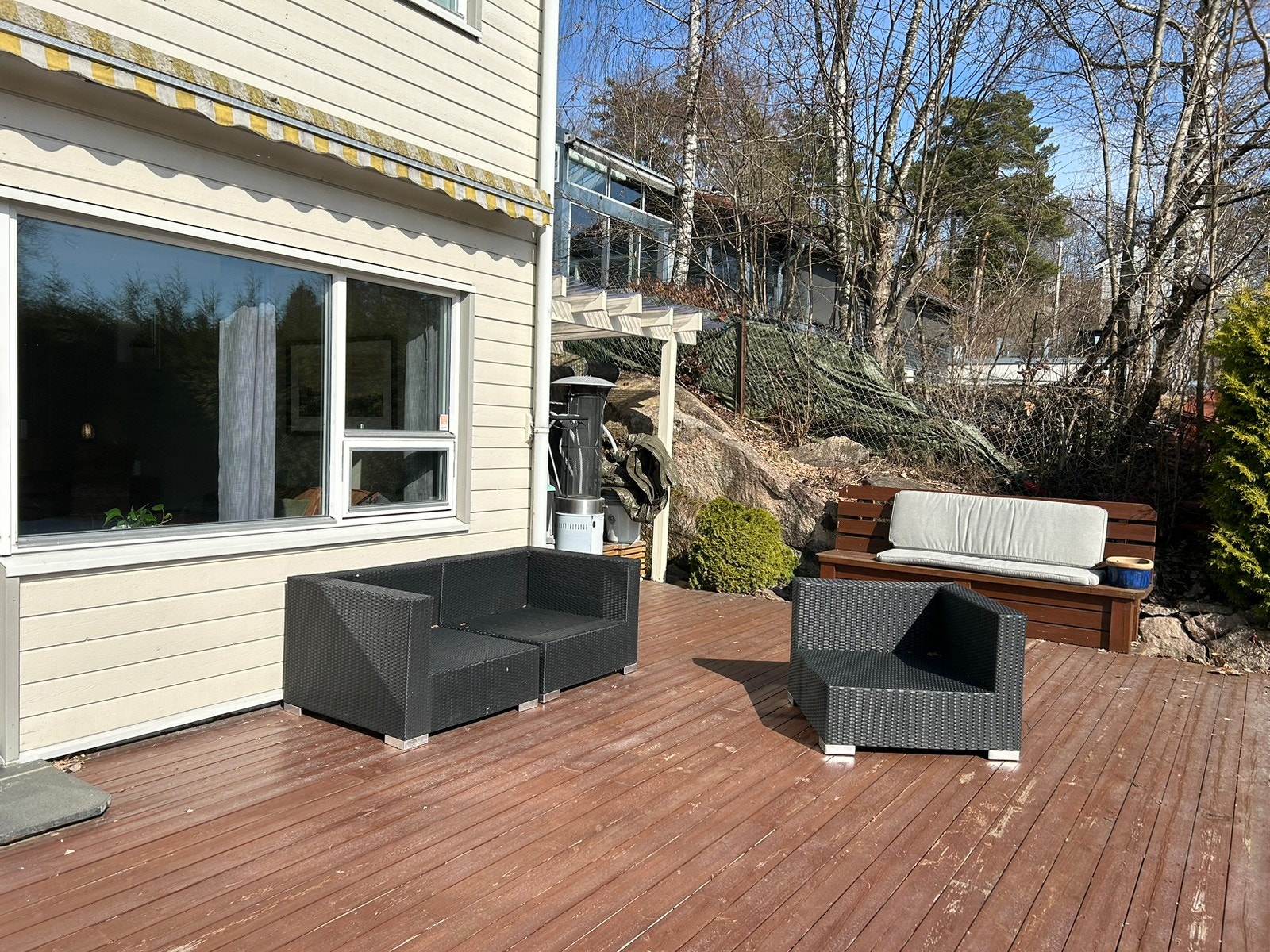 Flere utemøbler (og puter til møblene) har jeg tilgjengelig, men enda ikke tatt ut for sesongen. Galleribilde