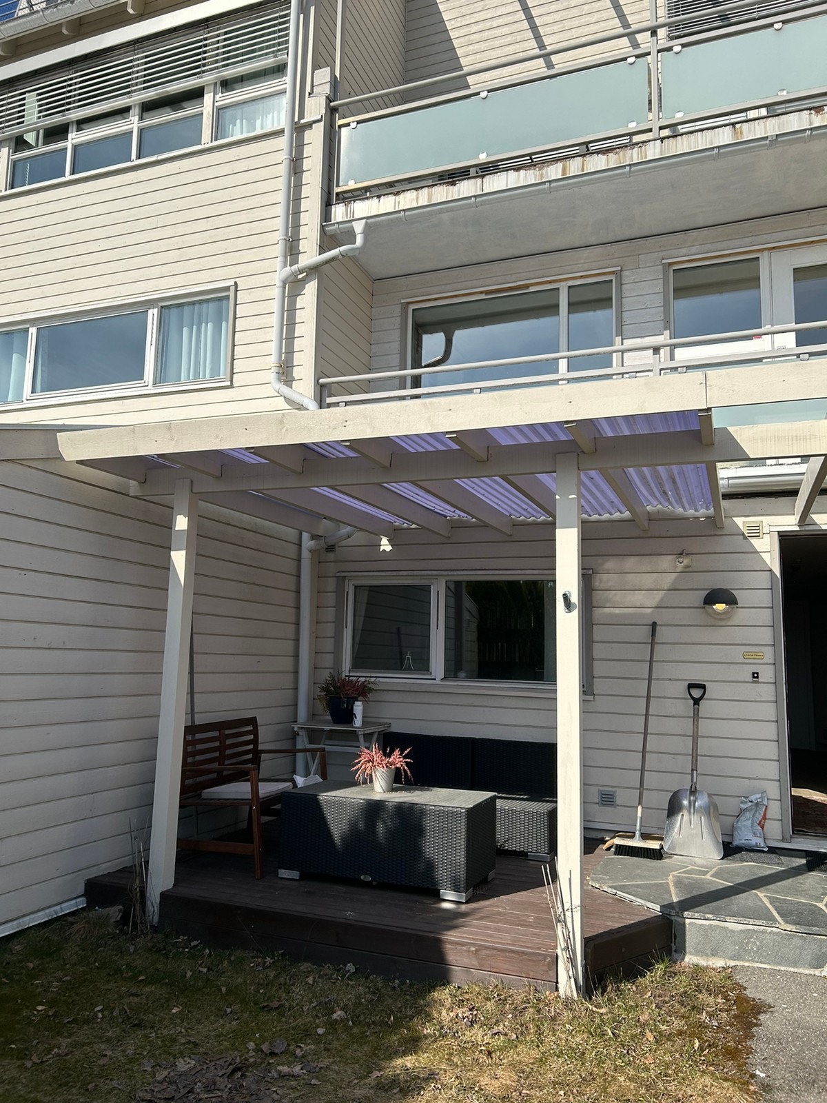 Inngangsparti med hyggelig sitteplass Galleribilde