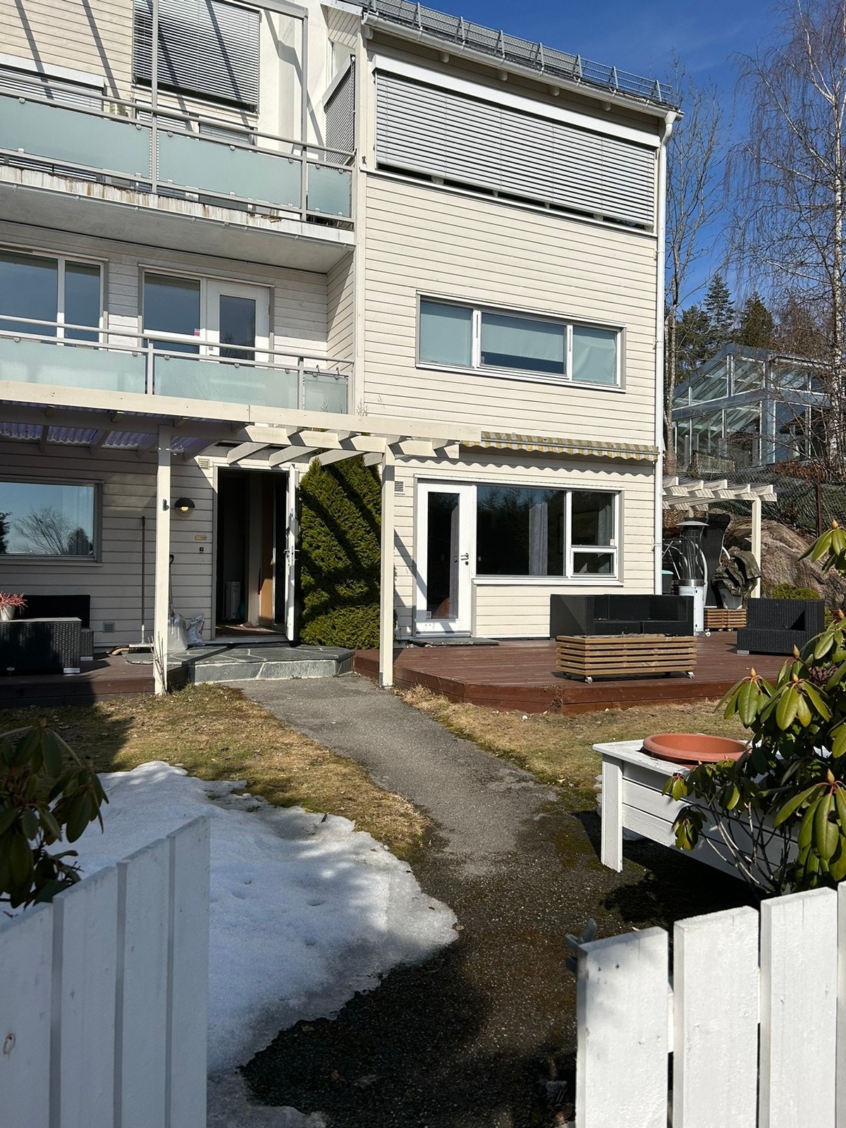 Leiligheten ligger i første etasje med direkte utgang til hagen. Galleribilde