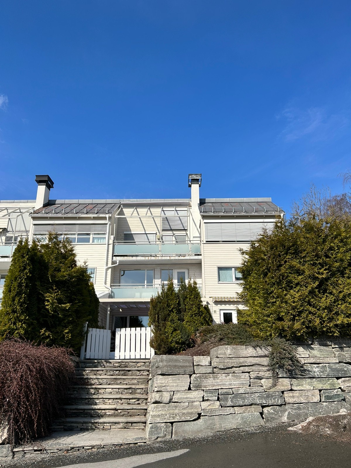 Fasade. Inngang med port fra veien. Galleribilde