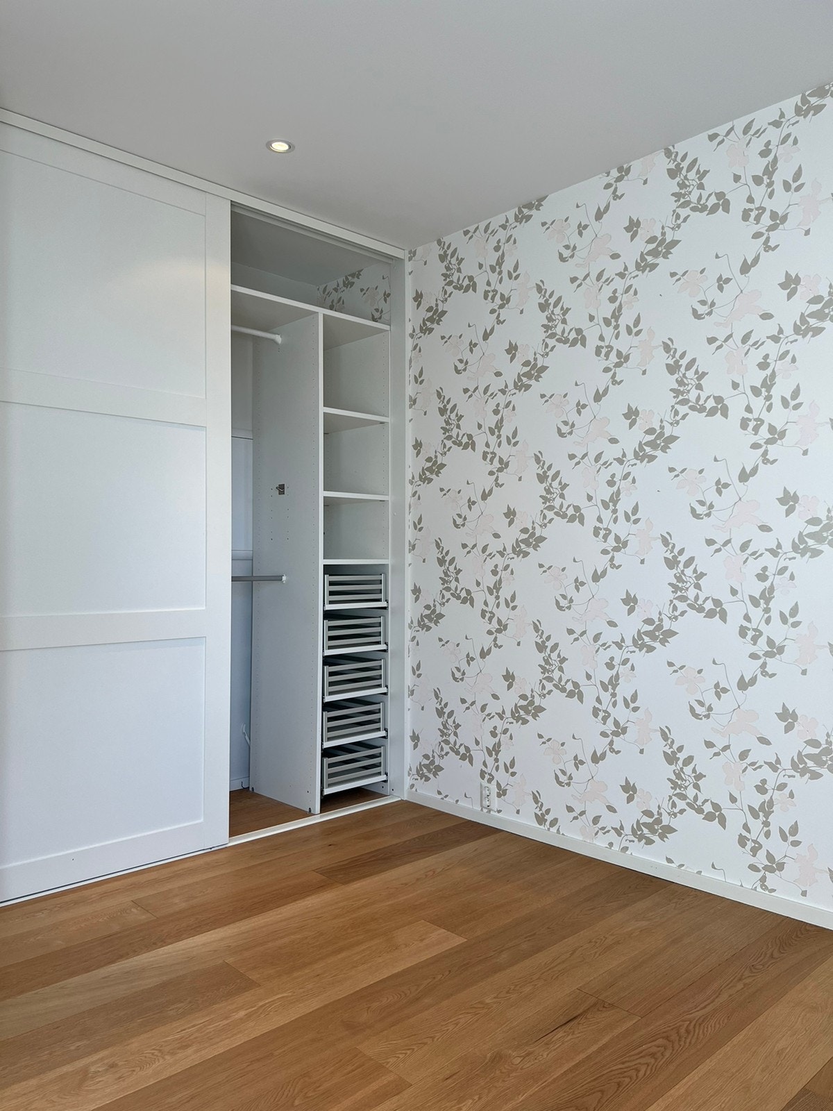 Soverom med innebygget «custom-fit» garderobe Galleribilde
