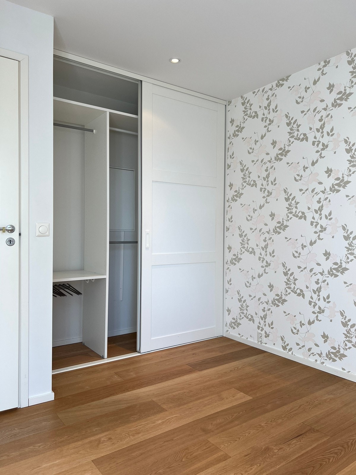 Soverom med innebygget «custom-fit» garderobe Galleribilde