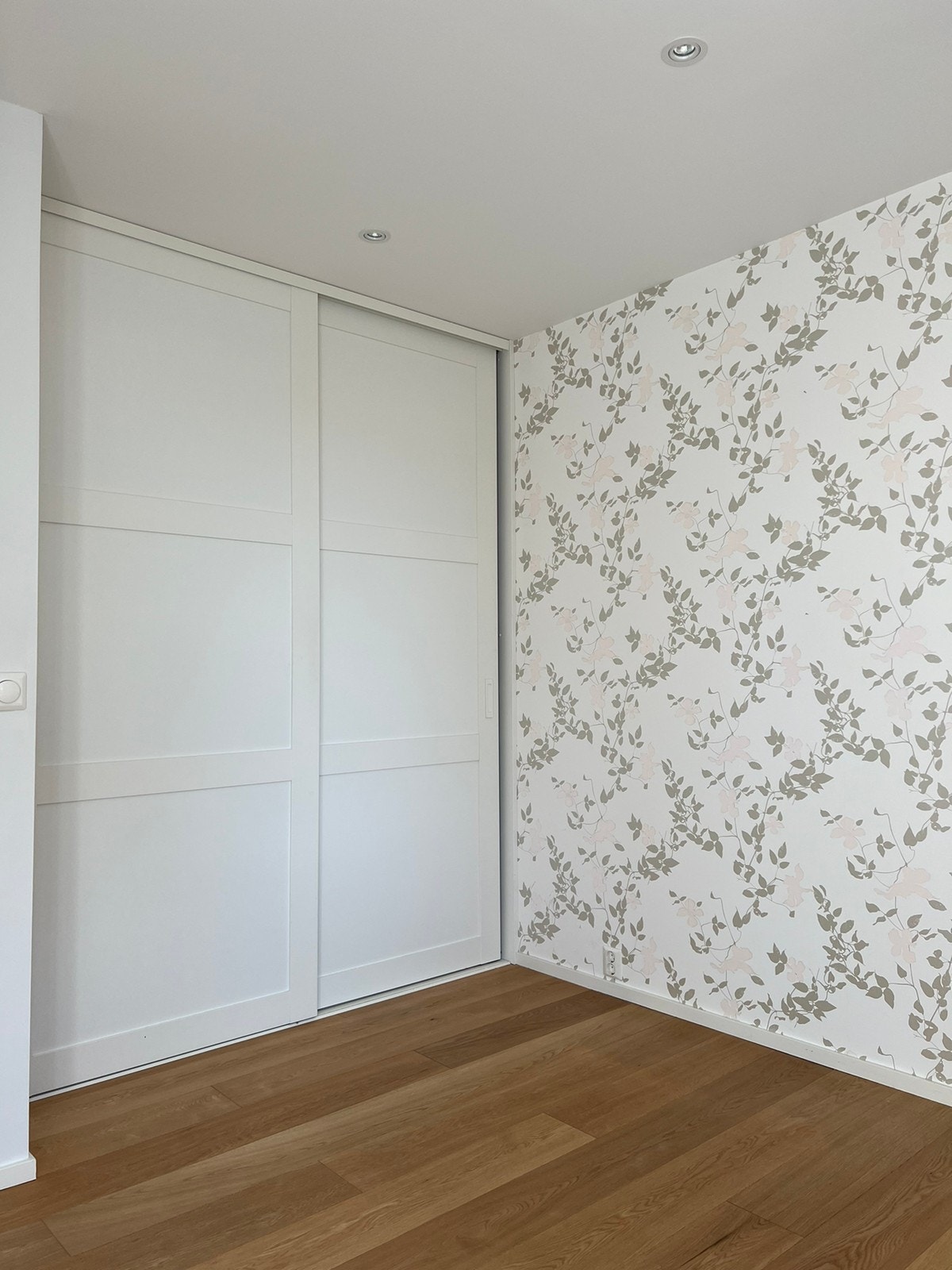 Soverom med innebygget «custom-fit» garderobe Galleribilde