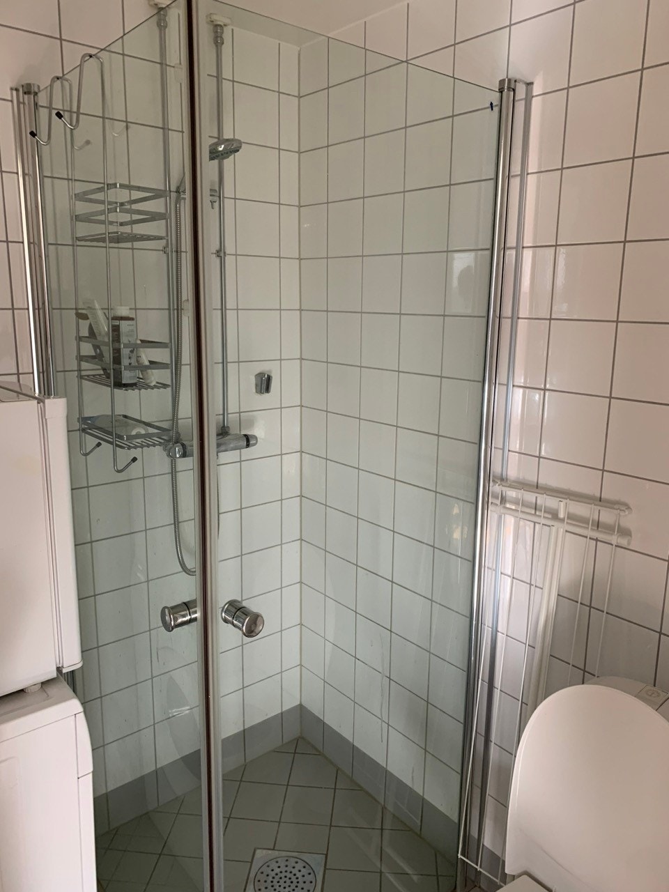 Baderom med alt av hvitevarer. Galleribilde