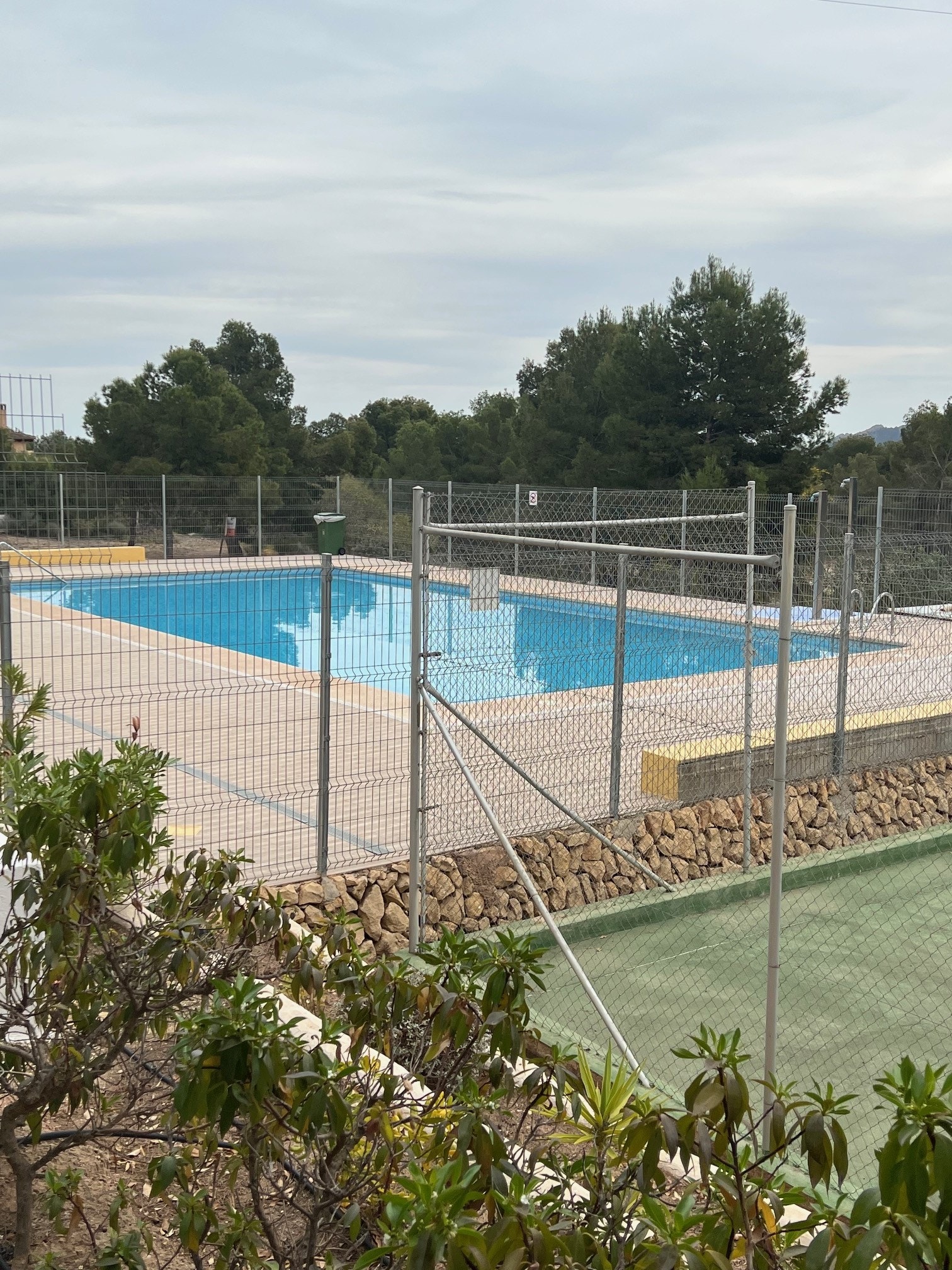 Public pool 350 m fra huset Galleribilde