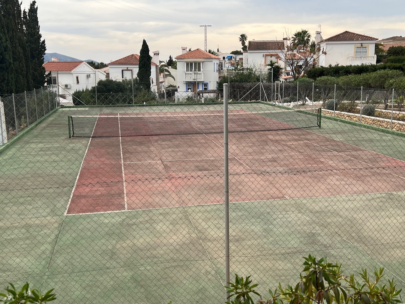 Tennisbane 350 m fra huset Galleribilde