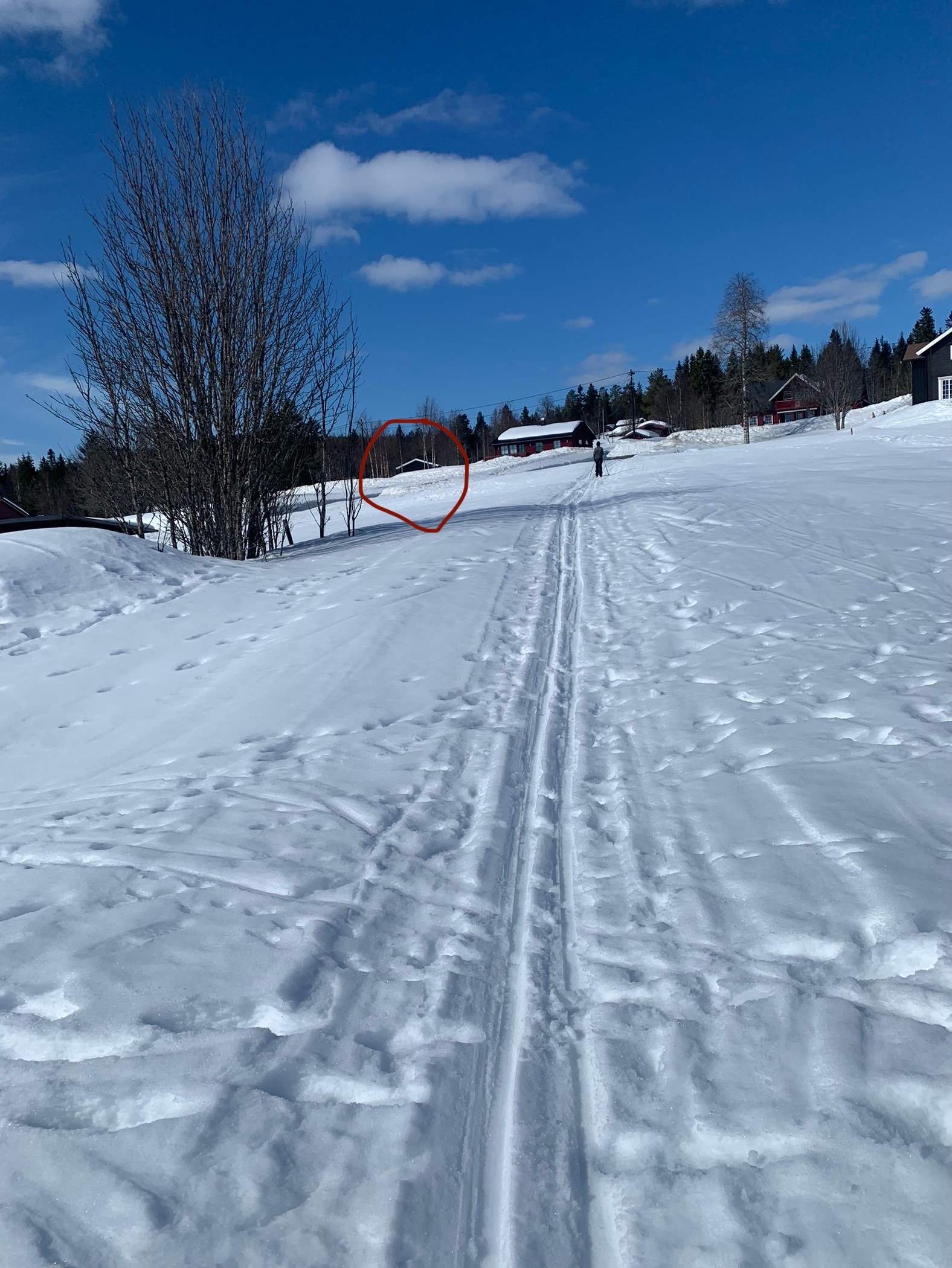 Hytta markert med rødt Galleribilde