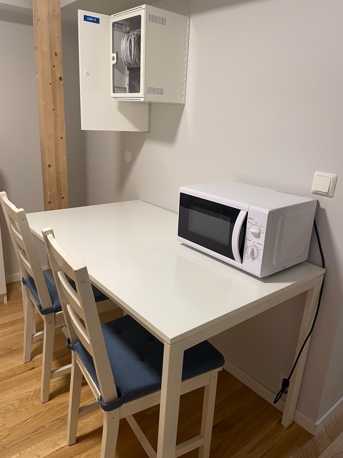 spiserom med kjøleskap 10 km2 Galleribilde