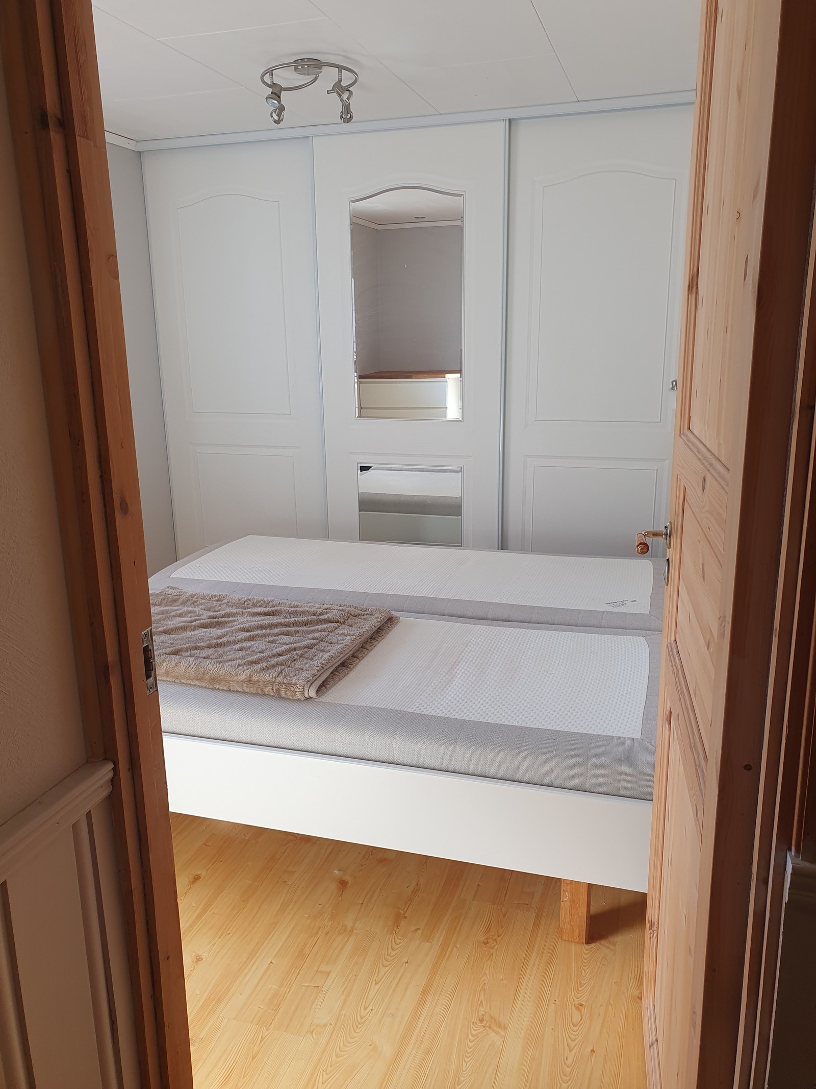 Soverom1 sett fra innergang. Garderobe på hele veggen. Galleribilde