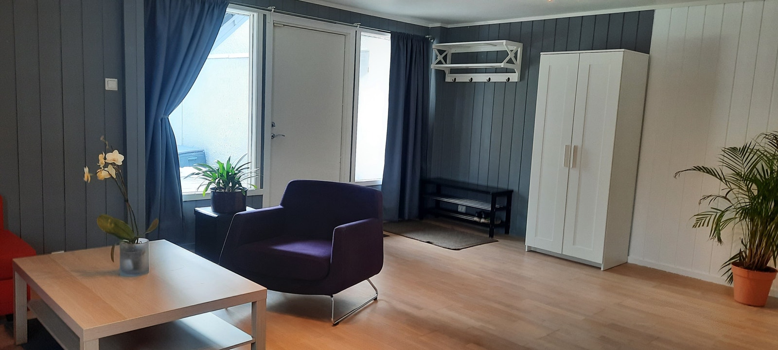 Garderobe og inngangsparti Galleribilde