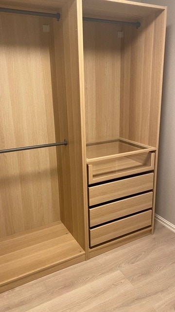 Romselig bod/garderobe Galleribilde
