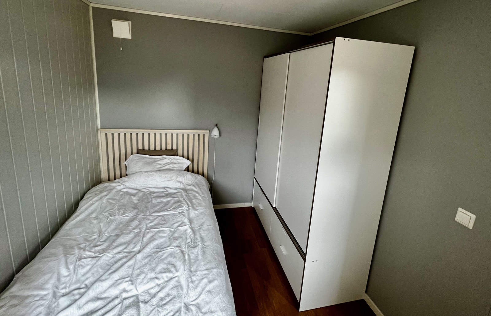 Seng og klesskap Galleribilde