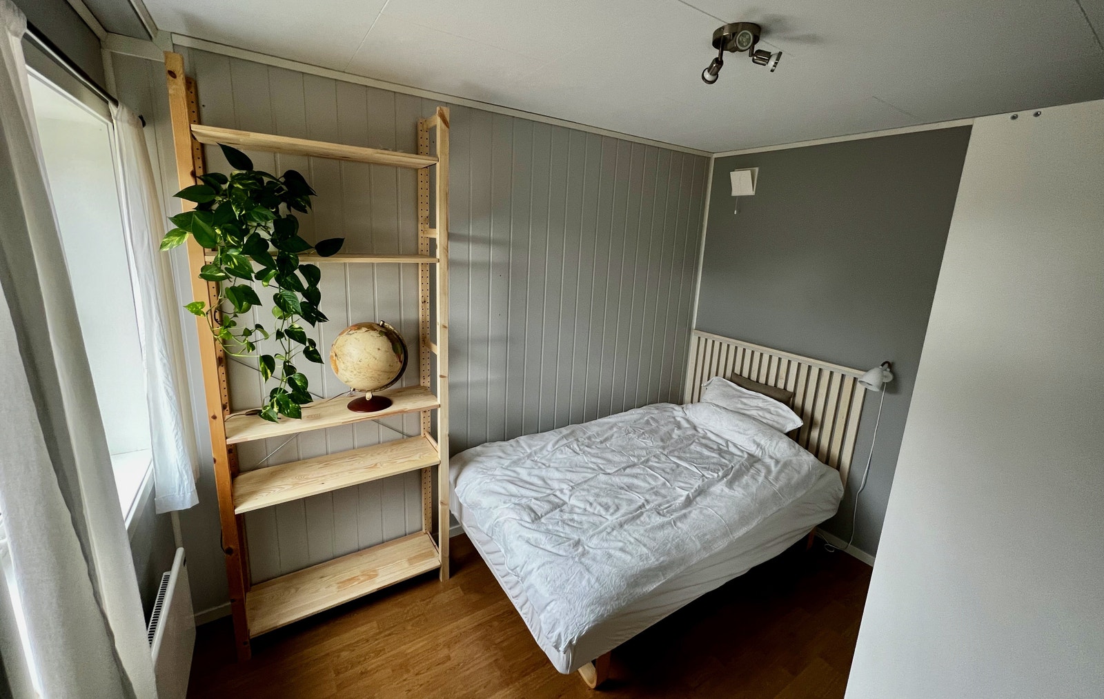 Soverom med 120cm seng og hylle. Galleribilde