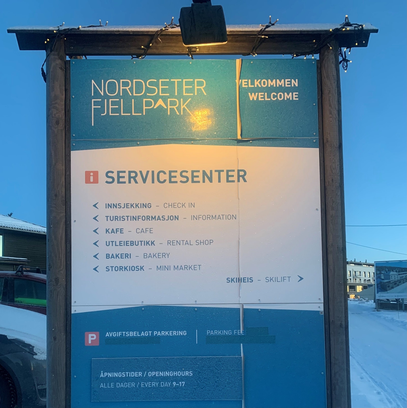 Servicesenter med kafe med ferske bakevarer i sesong og en liten dagligvarebutikk. Utleie av ski, sykkel og turutstyr bare 50 m fra Nevra Galleribilde