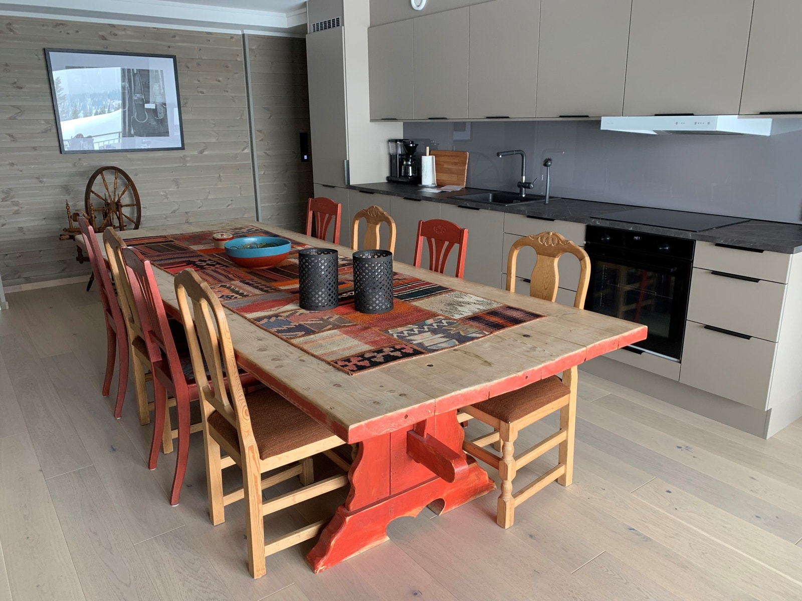 Stort og godt spisebord til hele familien eller vennegjeng Galleribilde