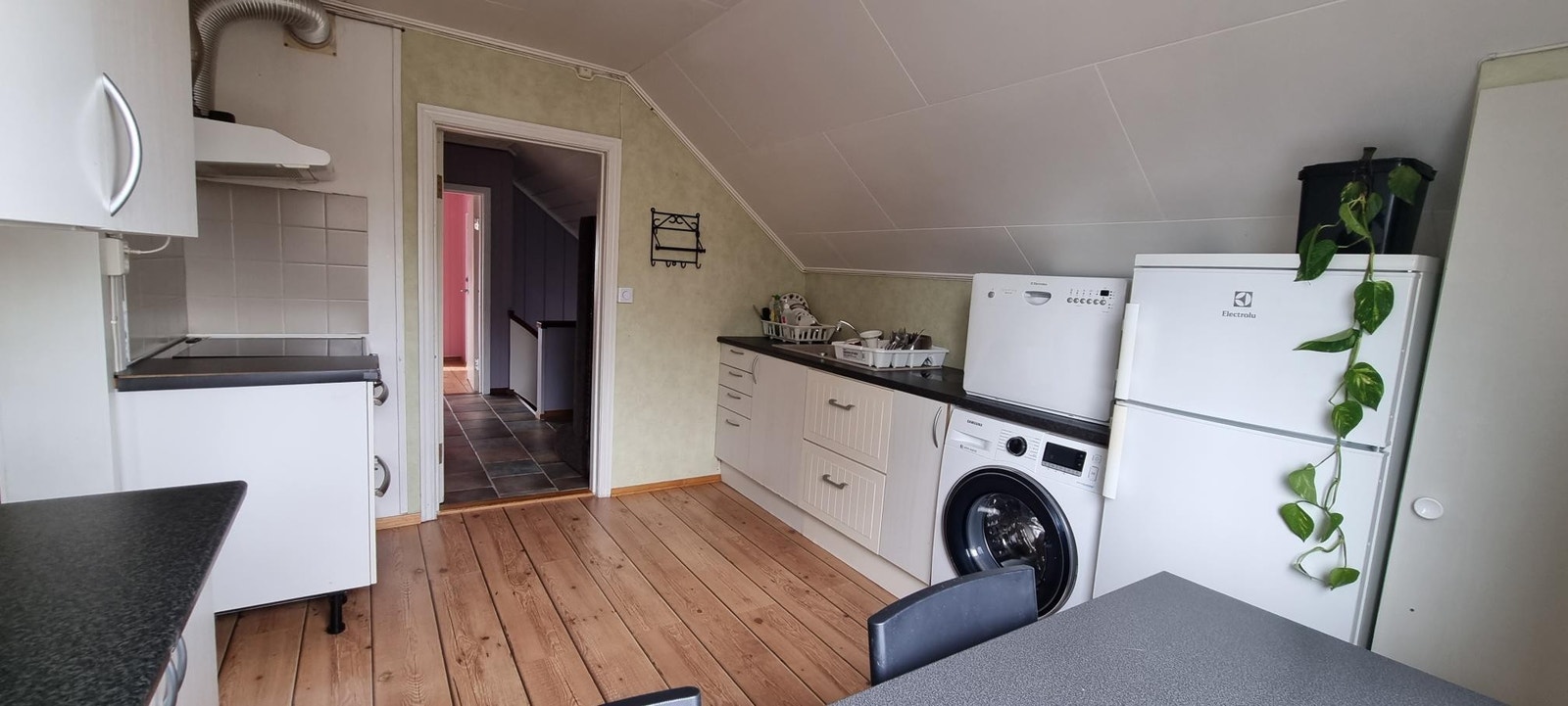 Kjøkken med Hvitevarer.Ikke oppvaskmaskin. Galleribilde