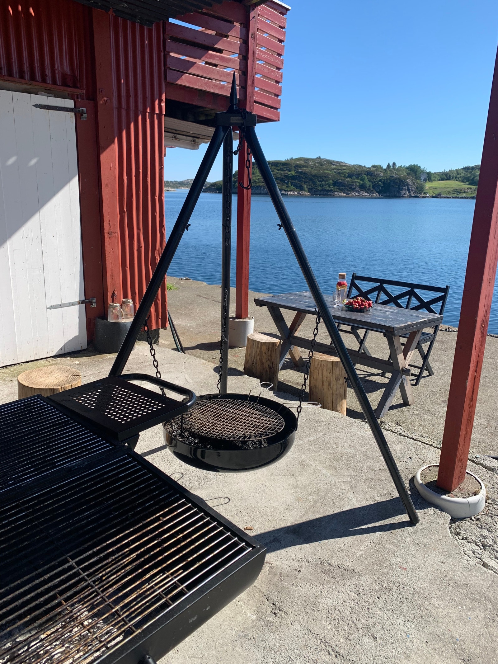 Grillplass med bålpanne og grilltønne Galleribilde