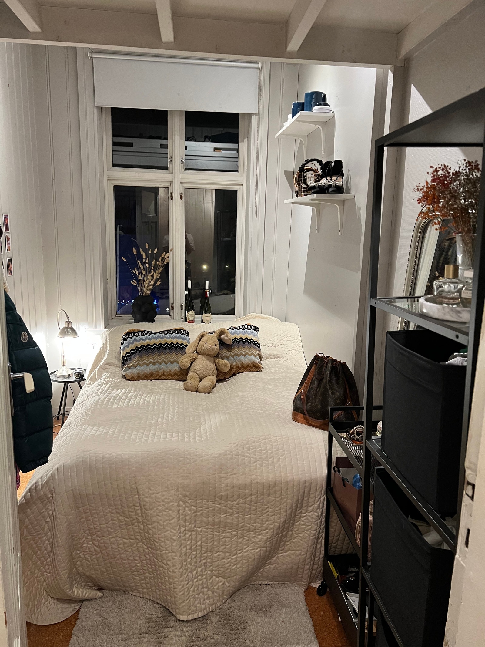 Soverom 3 med hems og plass til dobbeltseng inn mot grønn bakgård. Galleribilde
