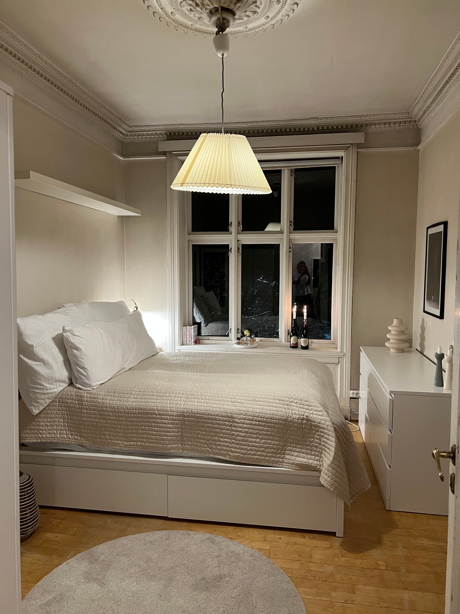Soverom 2 med plass til dobbeltseng, skap og skrivepult. Galleribilde