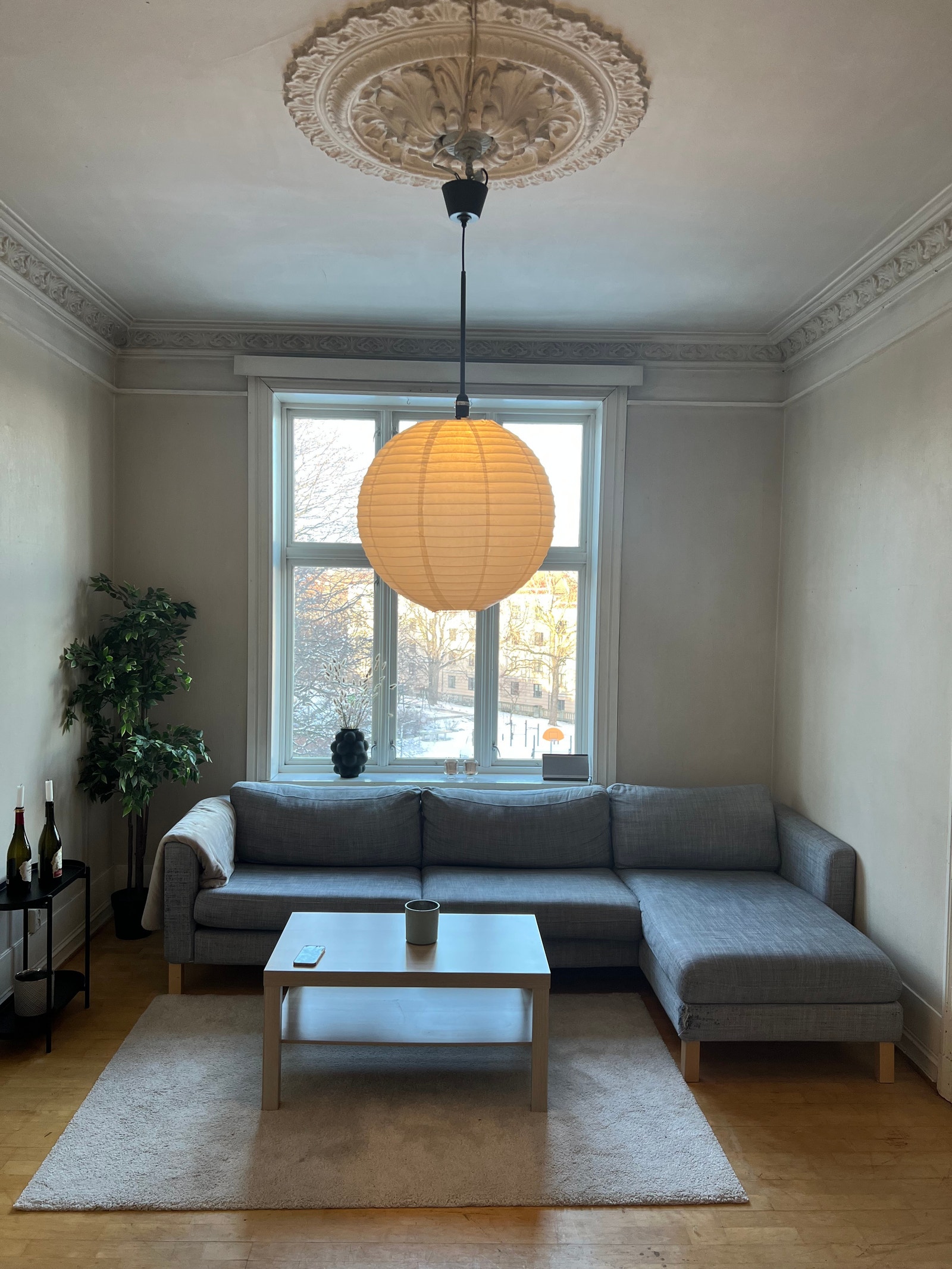 Store krysspostvinduer i hele leiligheten gir mye lys. Galleribilde