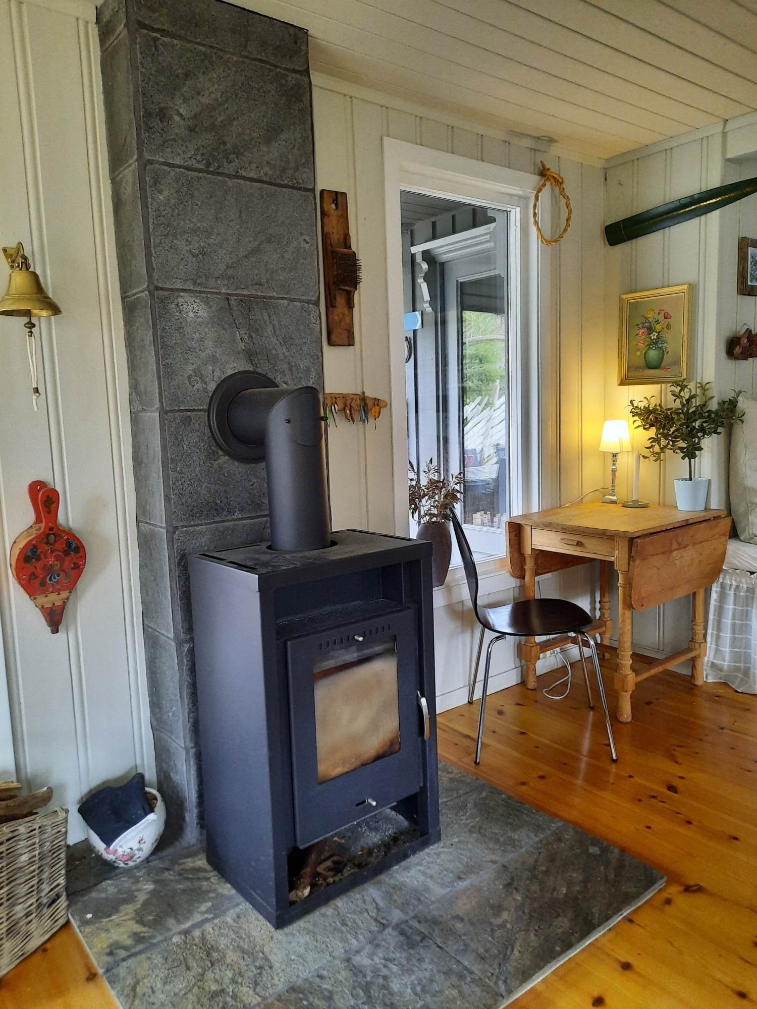 Peis i stue Galleribilde