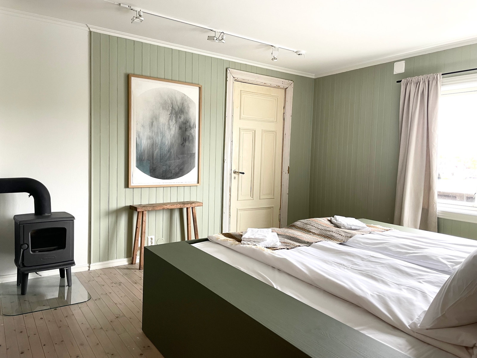 Det grønne rommet: havutsikt, plassbygd seng 200 cm, peisovn og walk-in-closet Galleribilde
