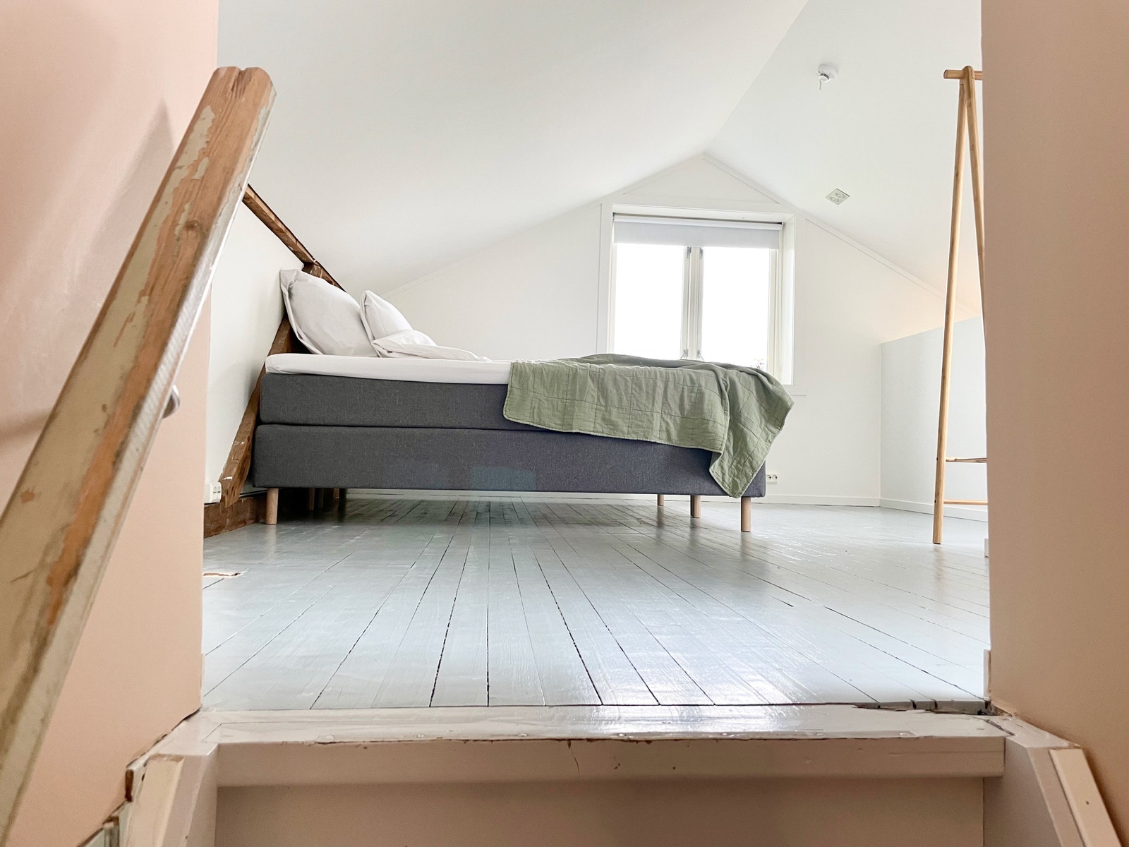 Kingsize seng på loftet, 180 cm Galleribilde