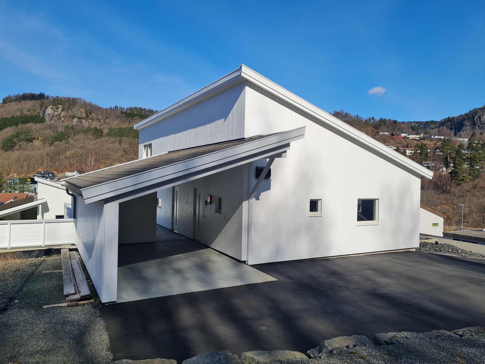 Carport og inngangsparti på eneboligene og plan 2 av tomannsboligene. Galleribilde