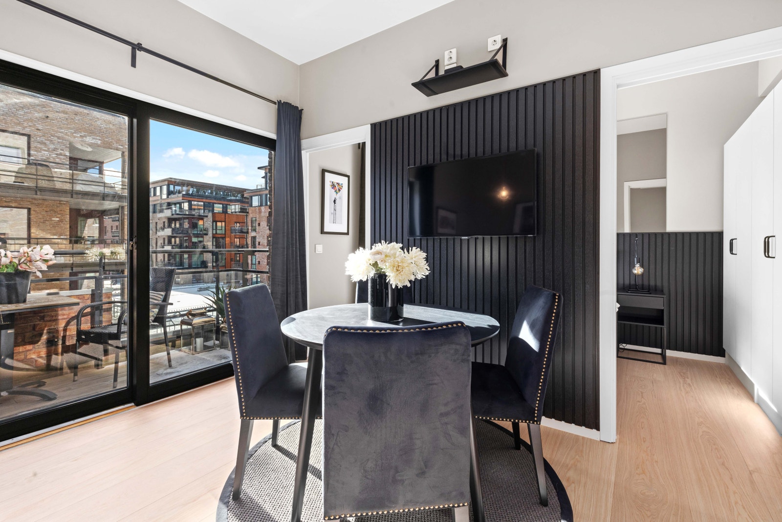 Spisestue og tv Galleribilde