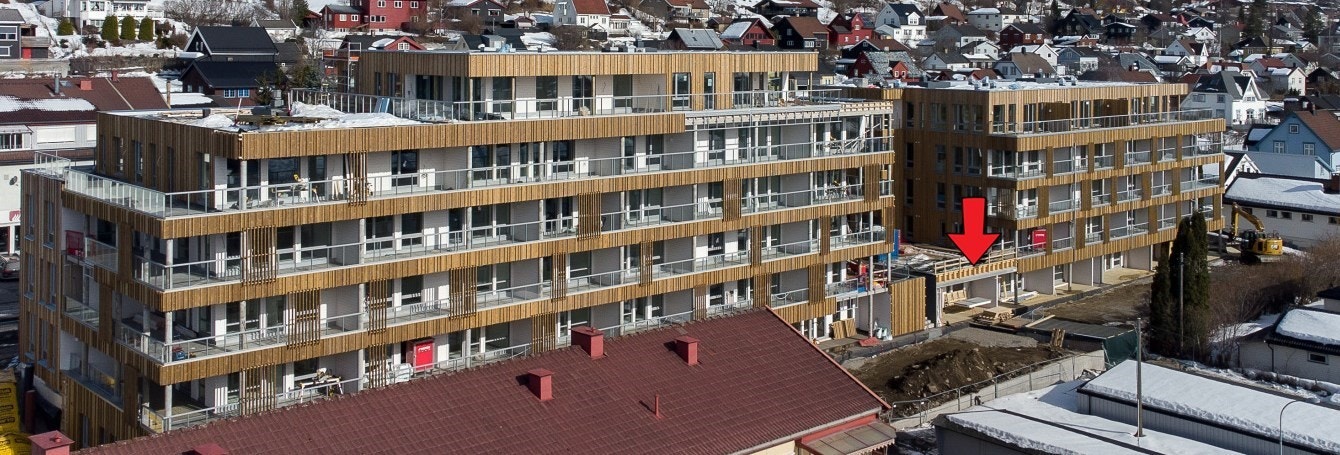 Fasade mot vest. Pil angir leilighetens beliggenhet i bygget. Galleribilde