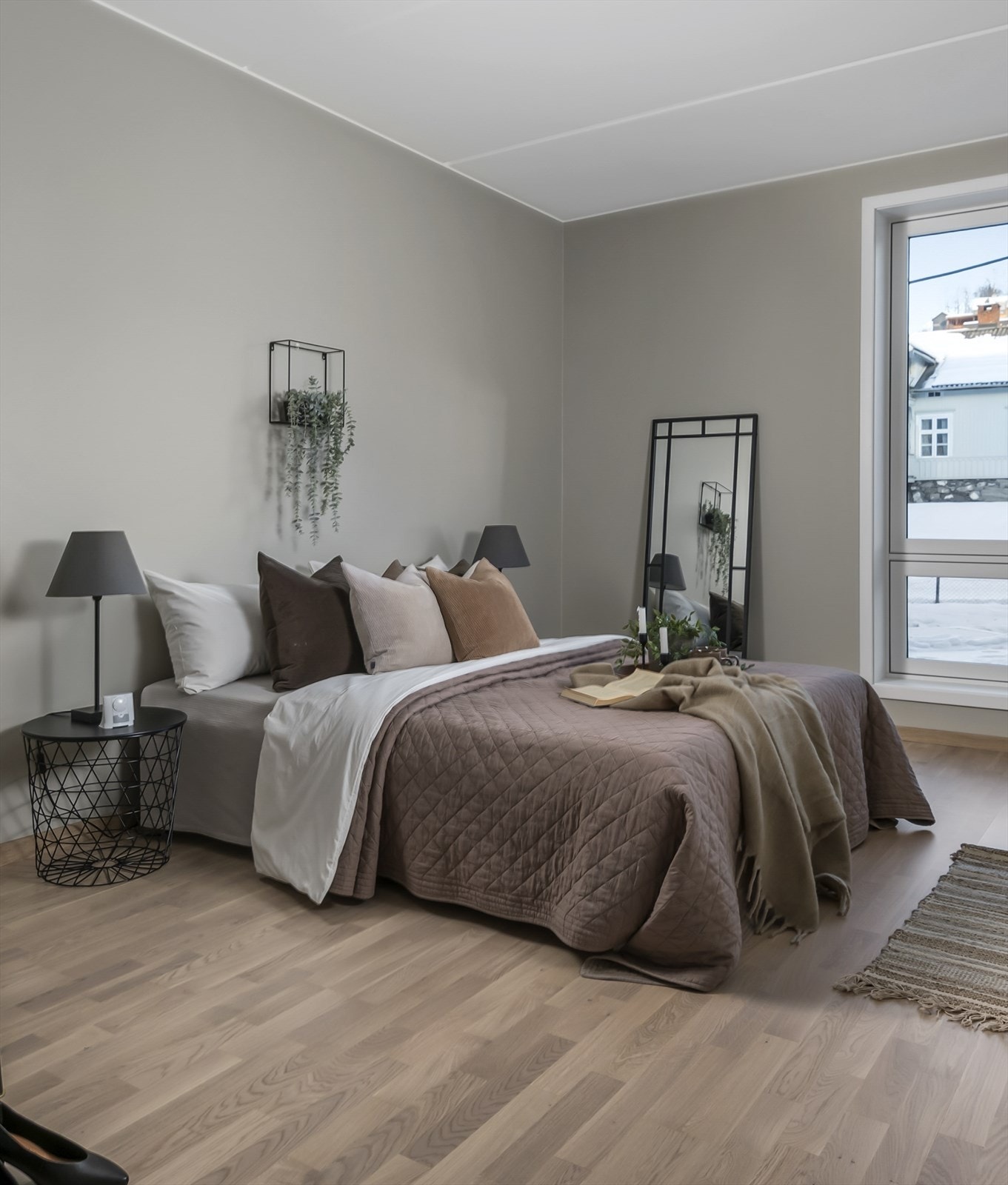 Leiligheten har et romslig soverom med god plass for å etablere garderobeløsning.
NB: Bildet er fra en annen leilighet og kan avvike noe fra leveransen. Galleribilde