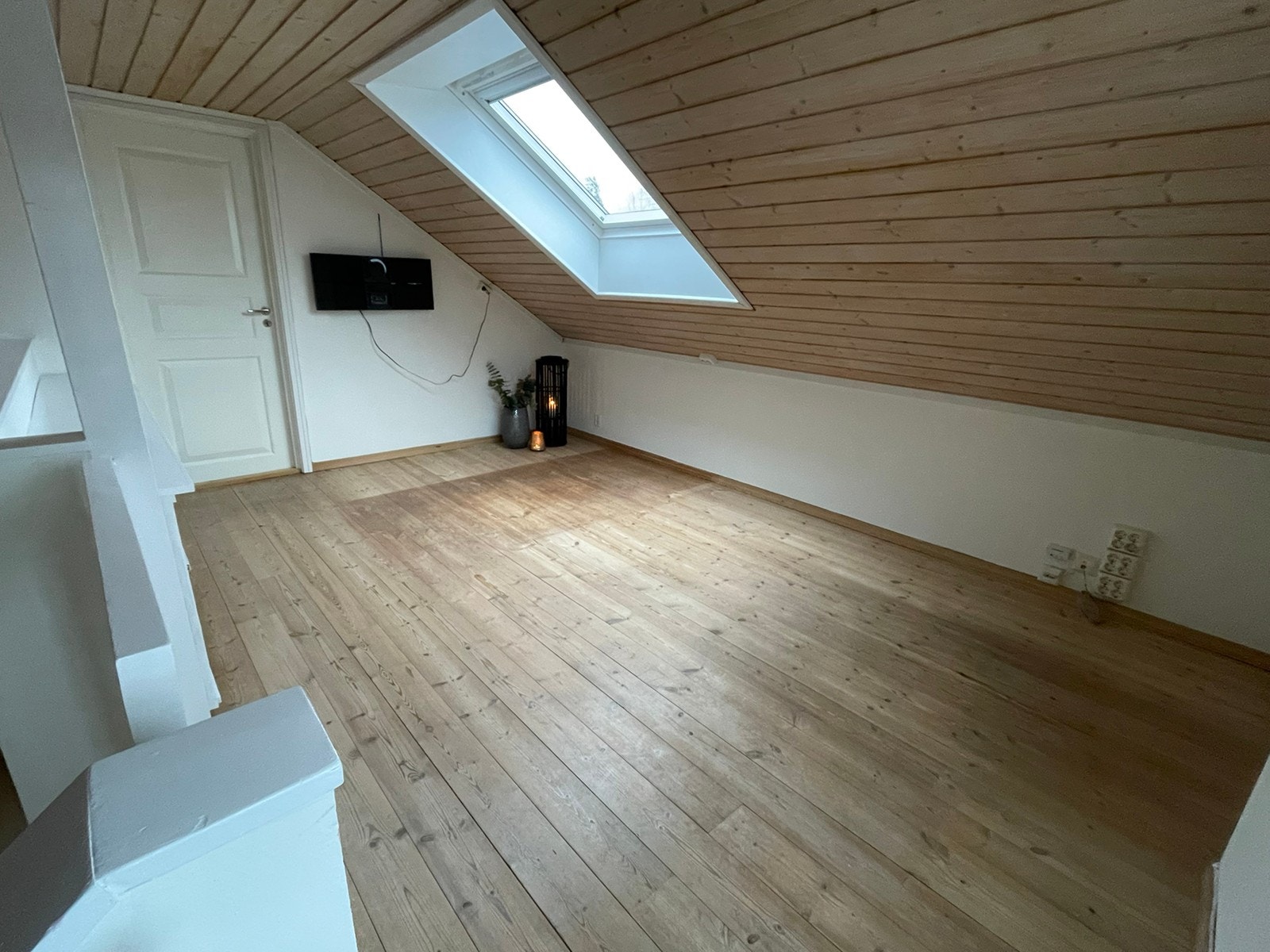 Stor messanin med godt overlys byr på muligheter til bruk for sittegruppe, hjemmekontor eller bruk som sovealkove Galleribilde