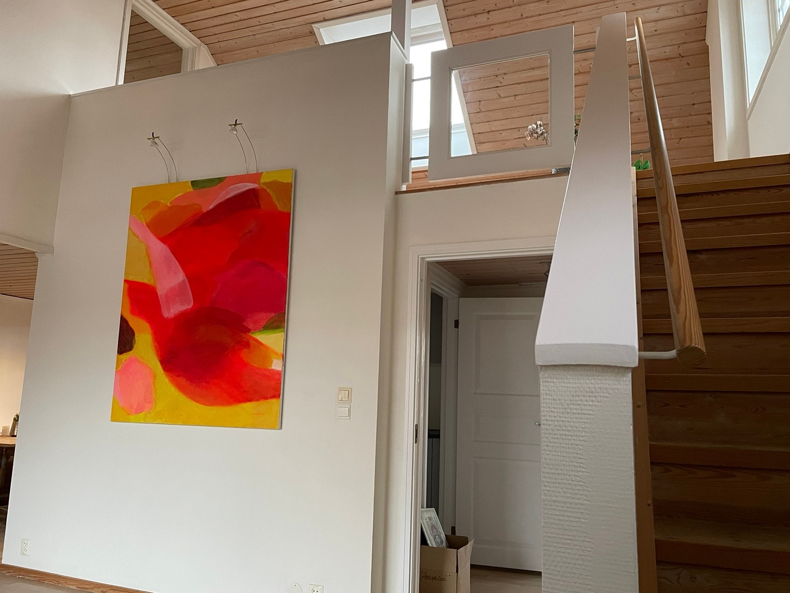 Leiligheten er i to plan og med luftig løsning som gir stor takhøyde i stuen. Galleribilde