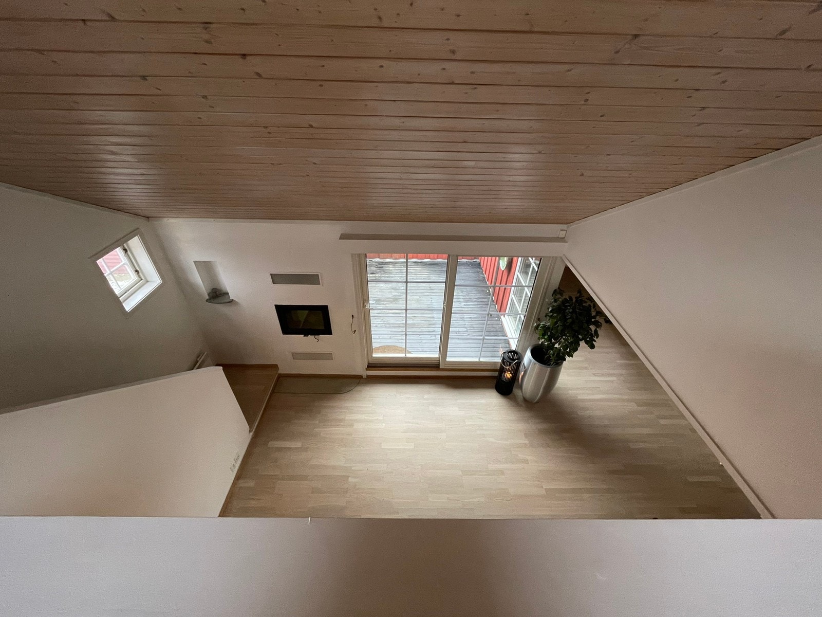 Stue nedenunder sett fra messanin Galleribilde