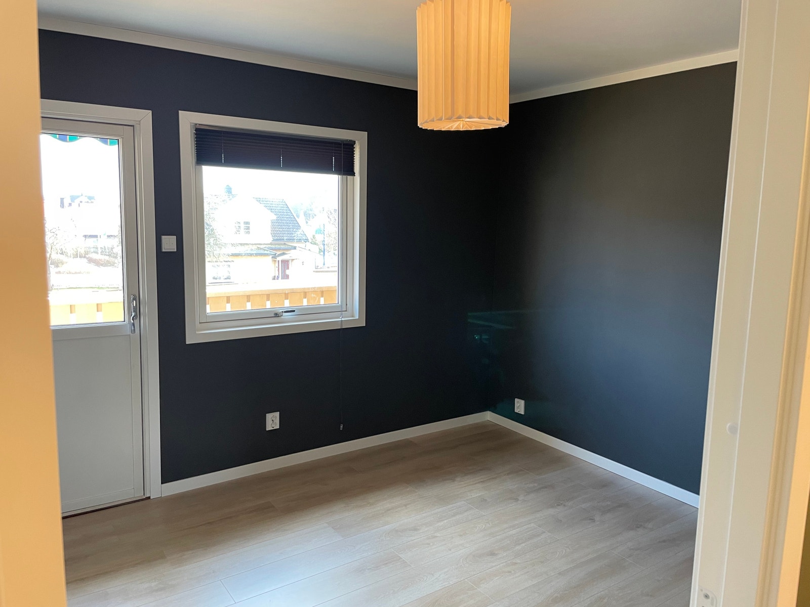 Soverom 1 med egen utgang til terrassen. Galleribilde