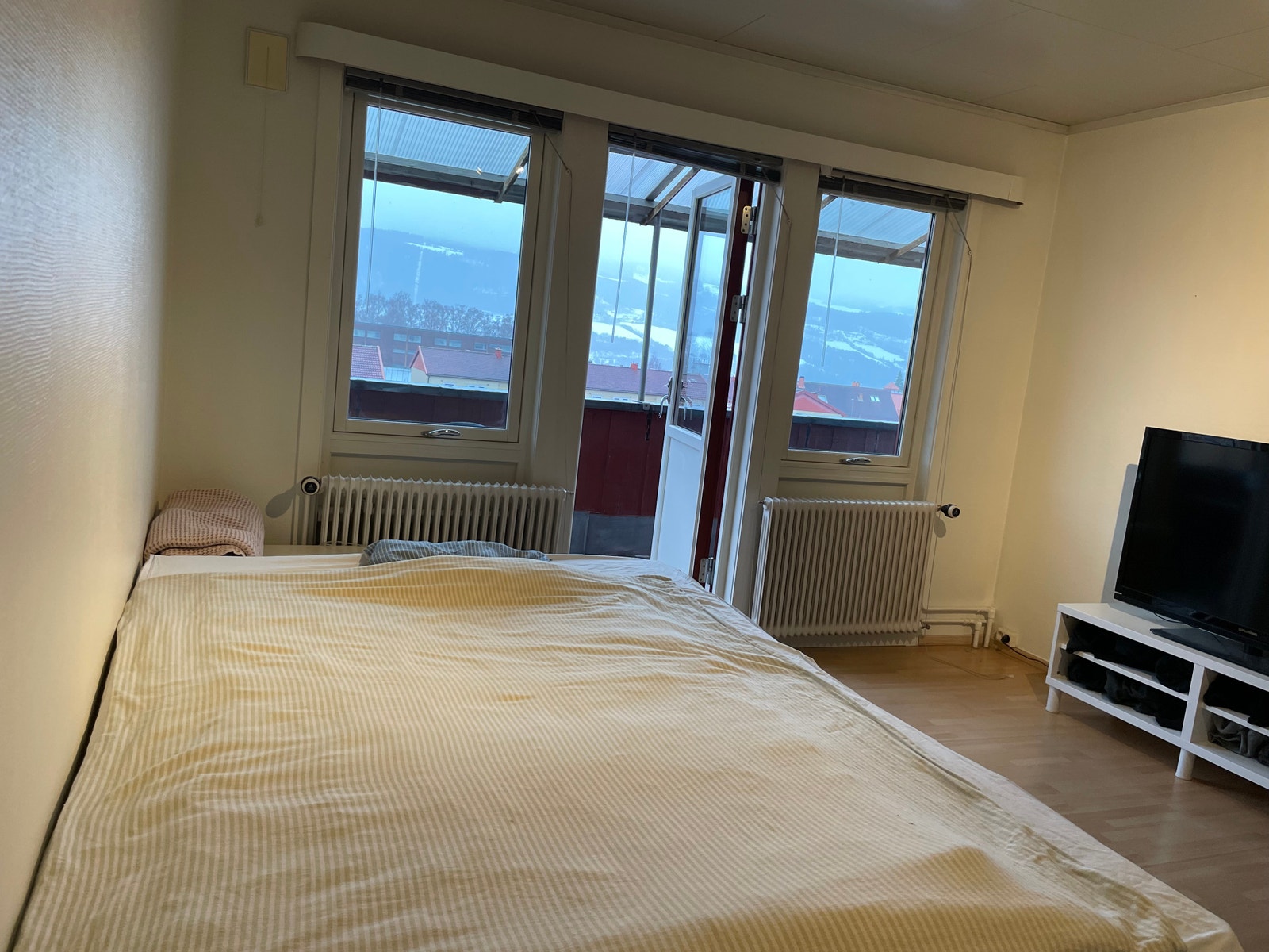 Rom 3 med egen utgang til vestvendt balkong Galleribilde