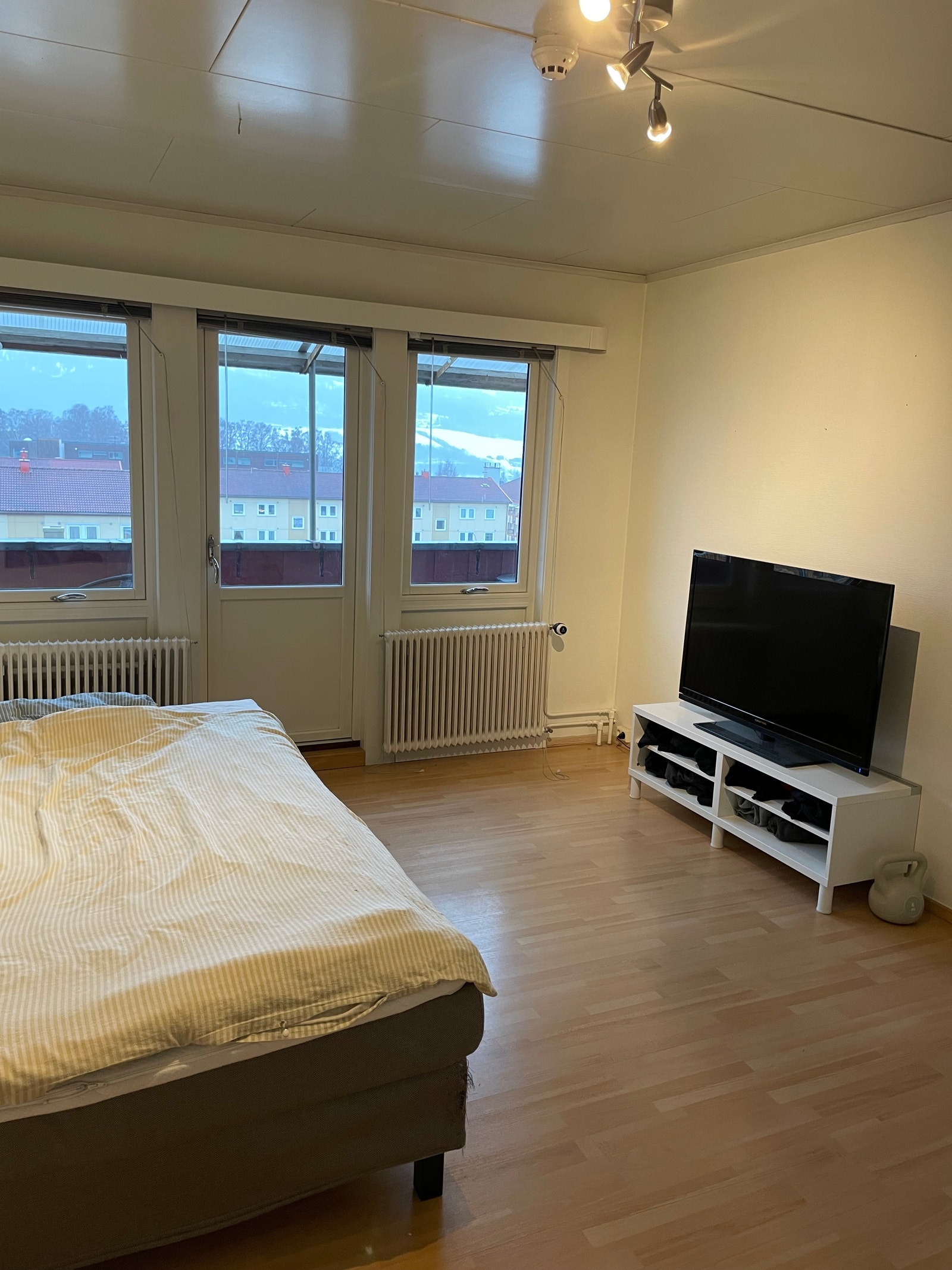 Rom 3 med egen utgang til vestvendt balkong Galleribilde