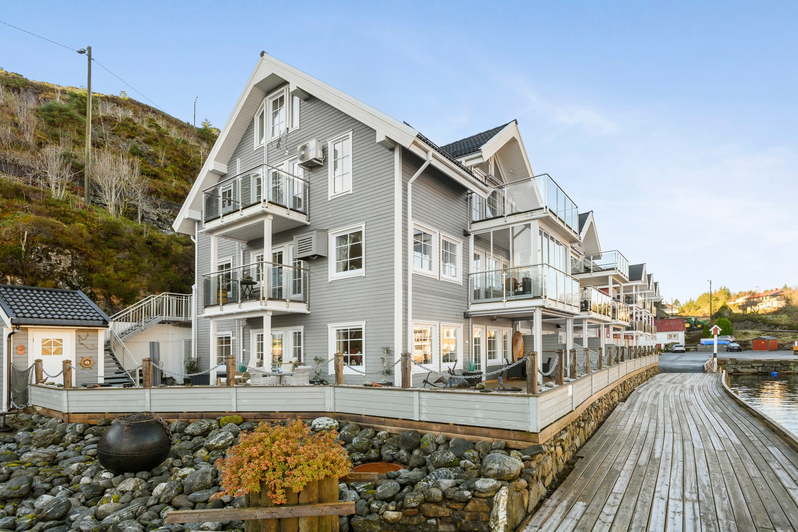 Leiligheten ligger i 1. etg. og har egen bod på terassen. Trappen som kan ses, er kun en rømningsvei. Galleribilde