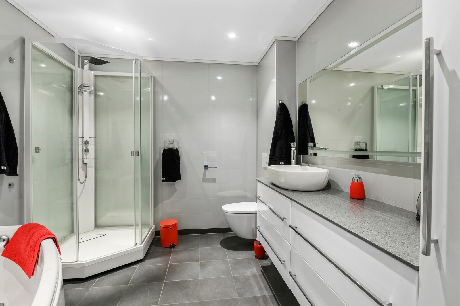 Badet er romslig med gode kvaliteter. Baderomsinnredning fra Linn. Galleribilde