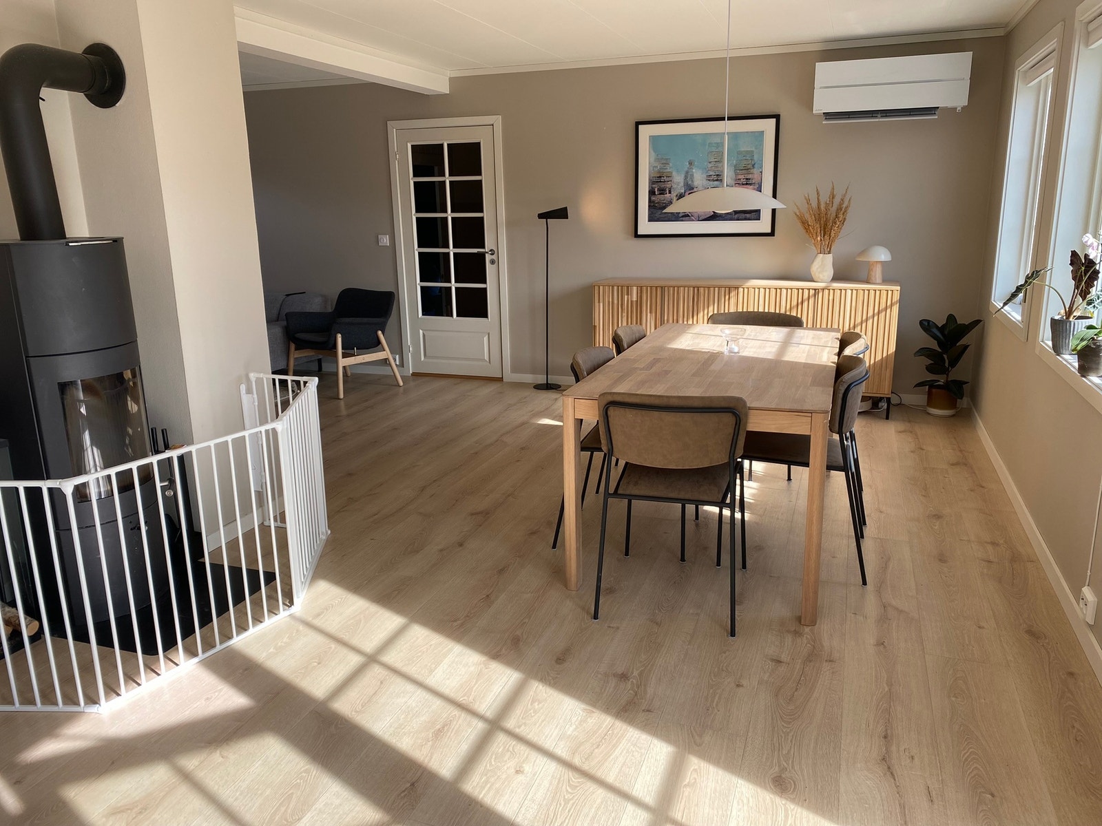 I skjenken er det spill og andre leker. Galleribilde