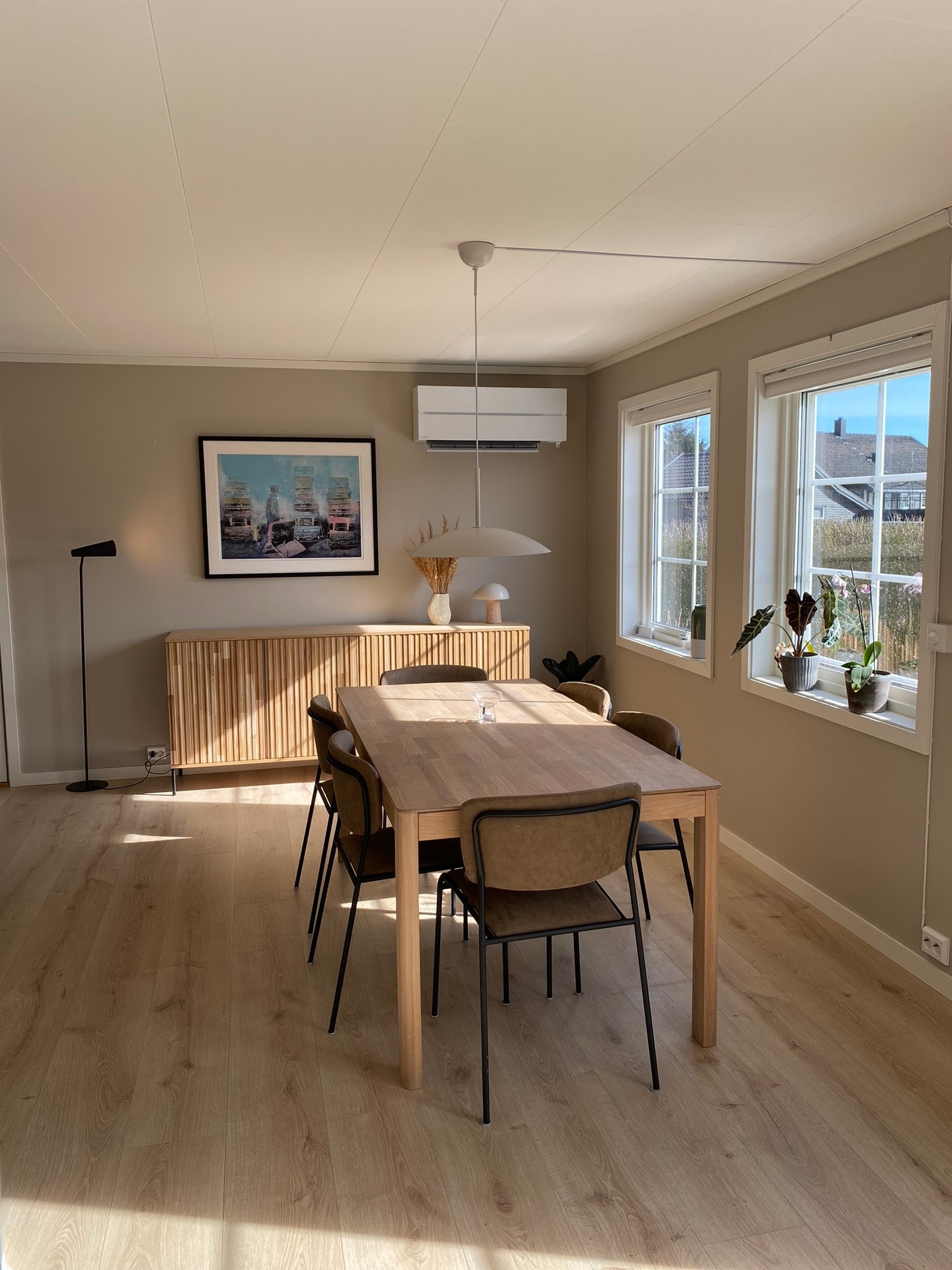 Stor spisestue med plass til 10+. Utestoler og klappstoler kan brukes ved spisebordet. To klaffer. Galleribilde