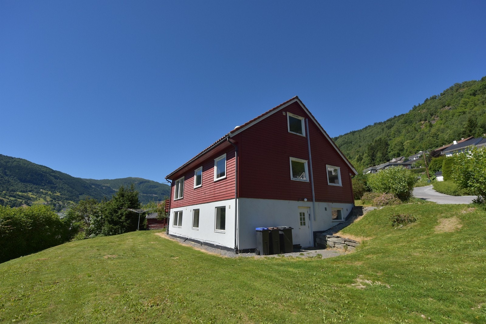 Kjellerleilegheta leigast ut. Deler stor hage med hovudleilegheita Galleribilde