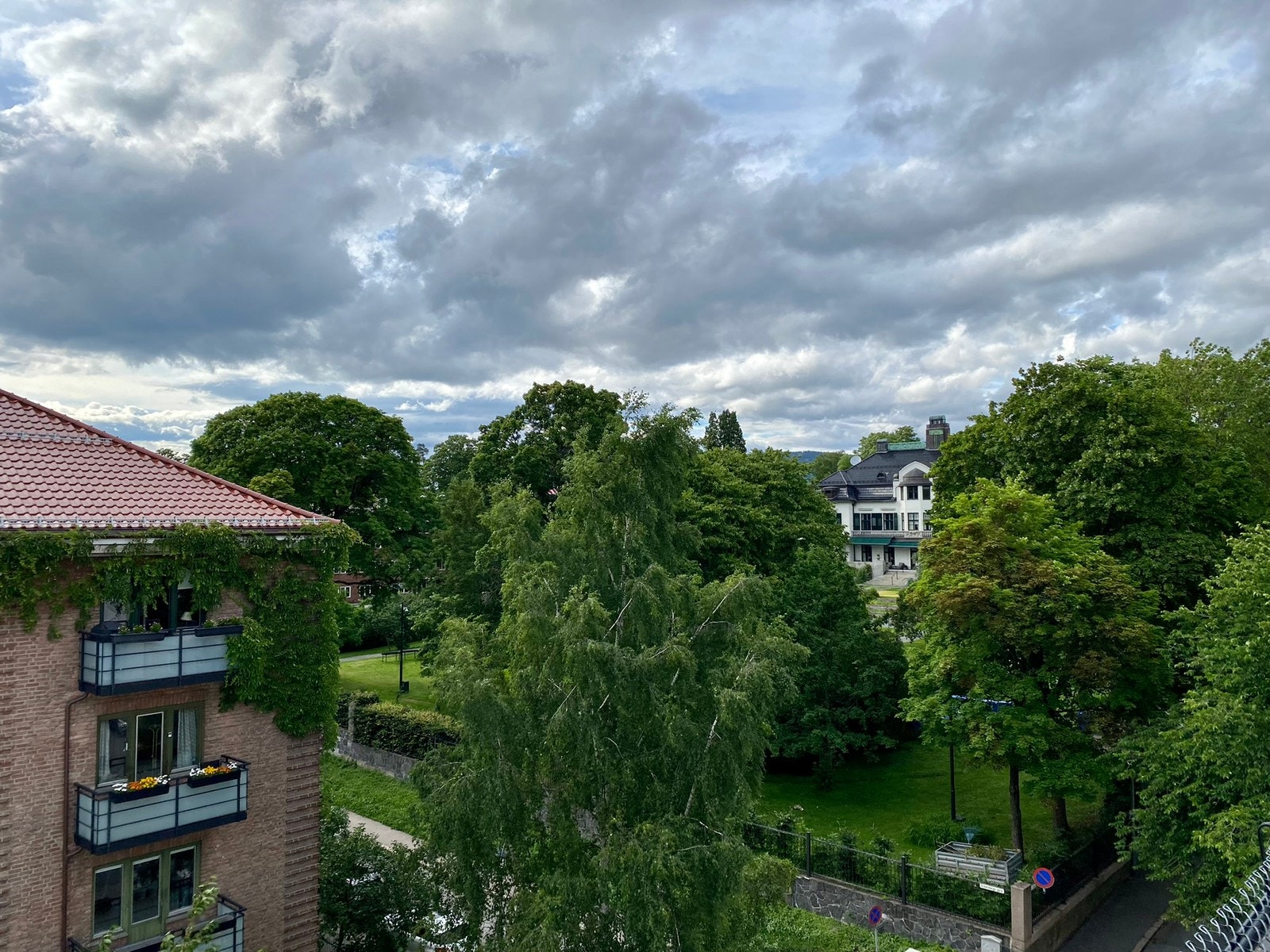 Nydelig utsikt mot Nobels gate og den amerikanske residensen Galleribilde