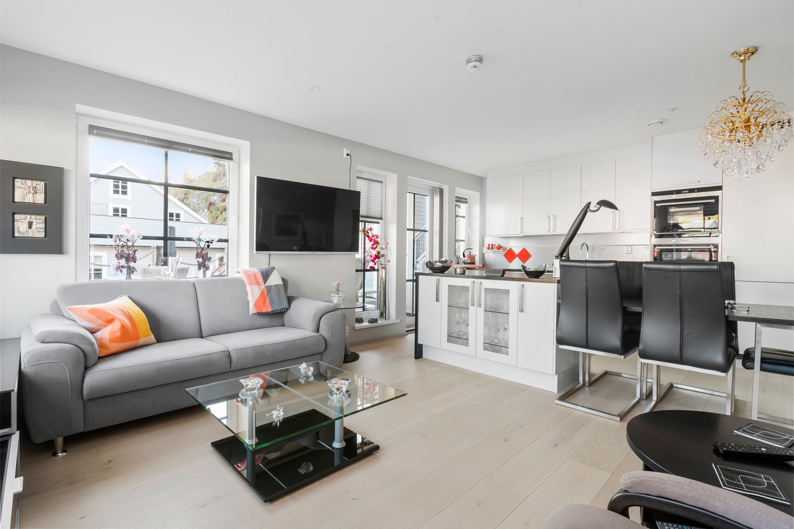 Kjøkkenøy og spiseplass er løs, og kan flyttes/fjernes. Galleribilde