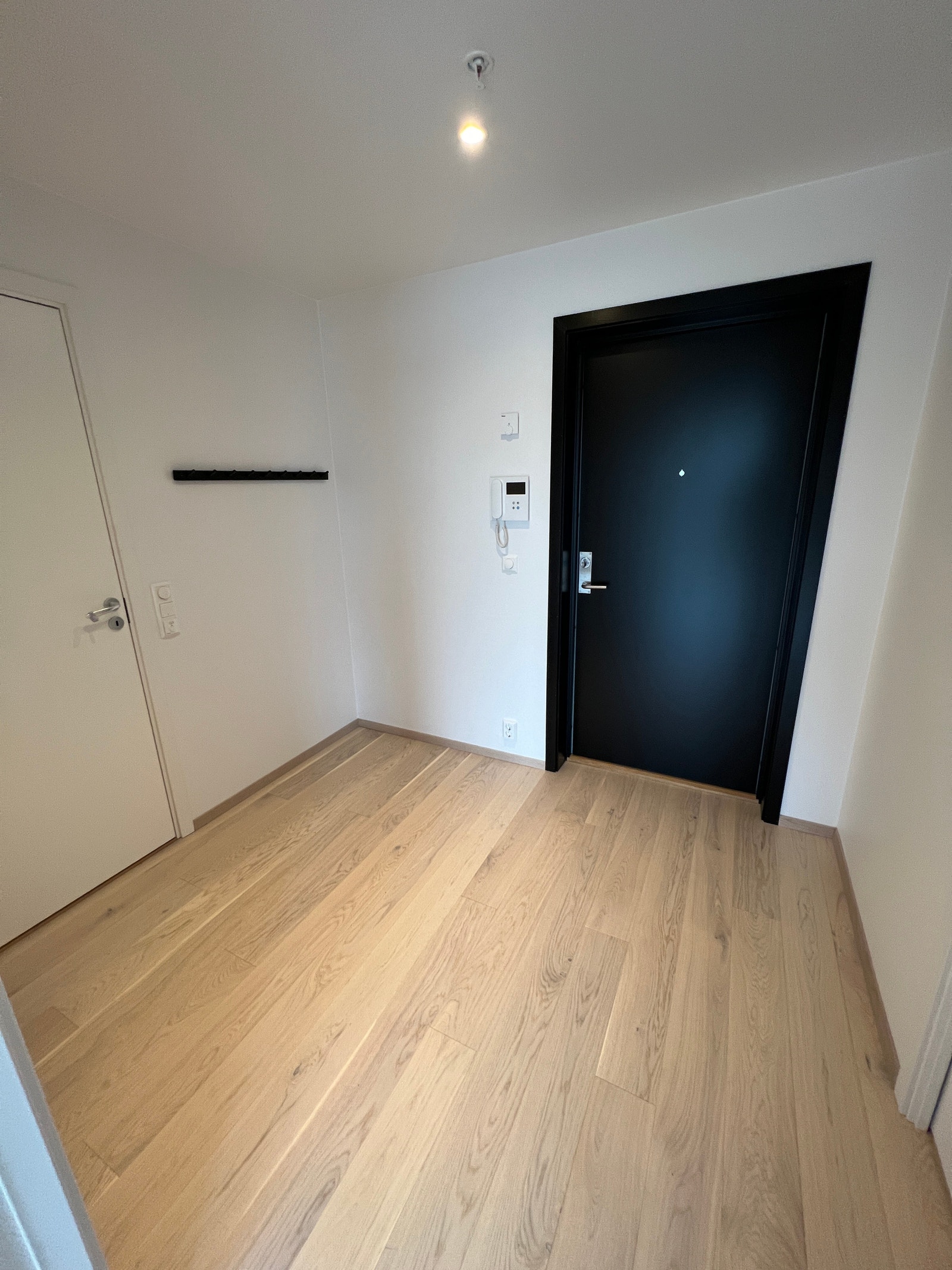 Romslig gang med plass til garderobeskap. Galleribilde