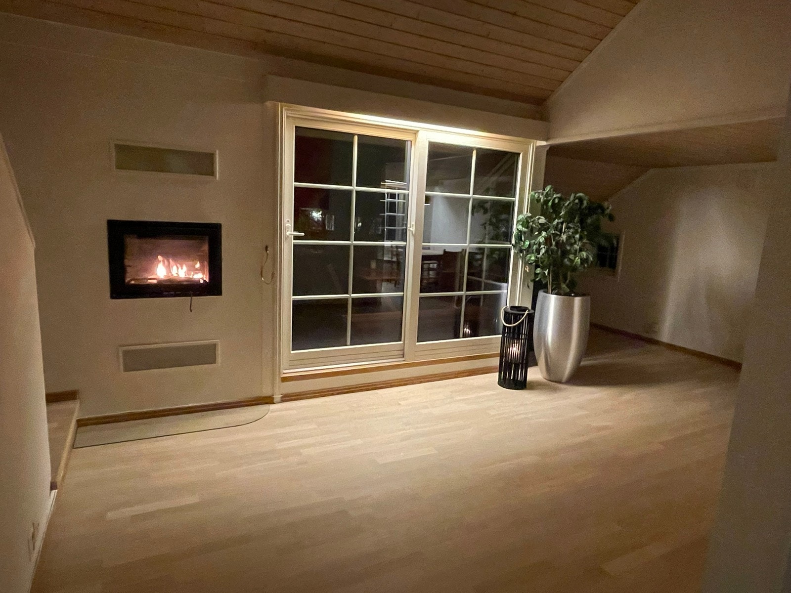 Stue med peis og utgang til egen balkong/ uteplass. Galleribilde