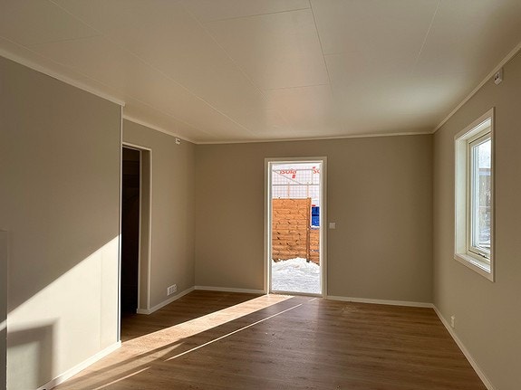 Stue med utgang til veranda og hage Galleribilde