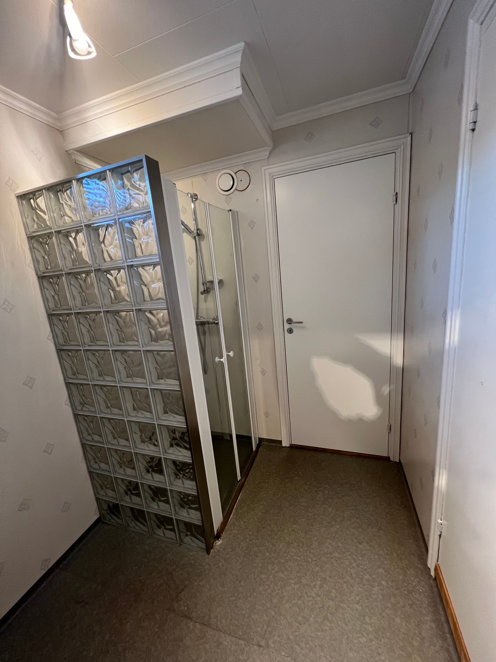 Bad med inngang til vaskerom Galleribilde