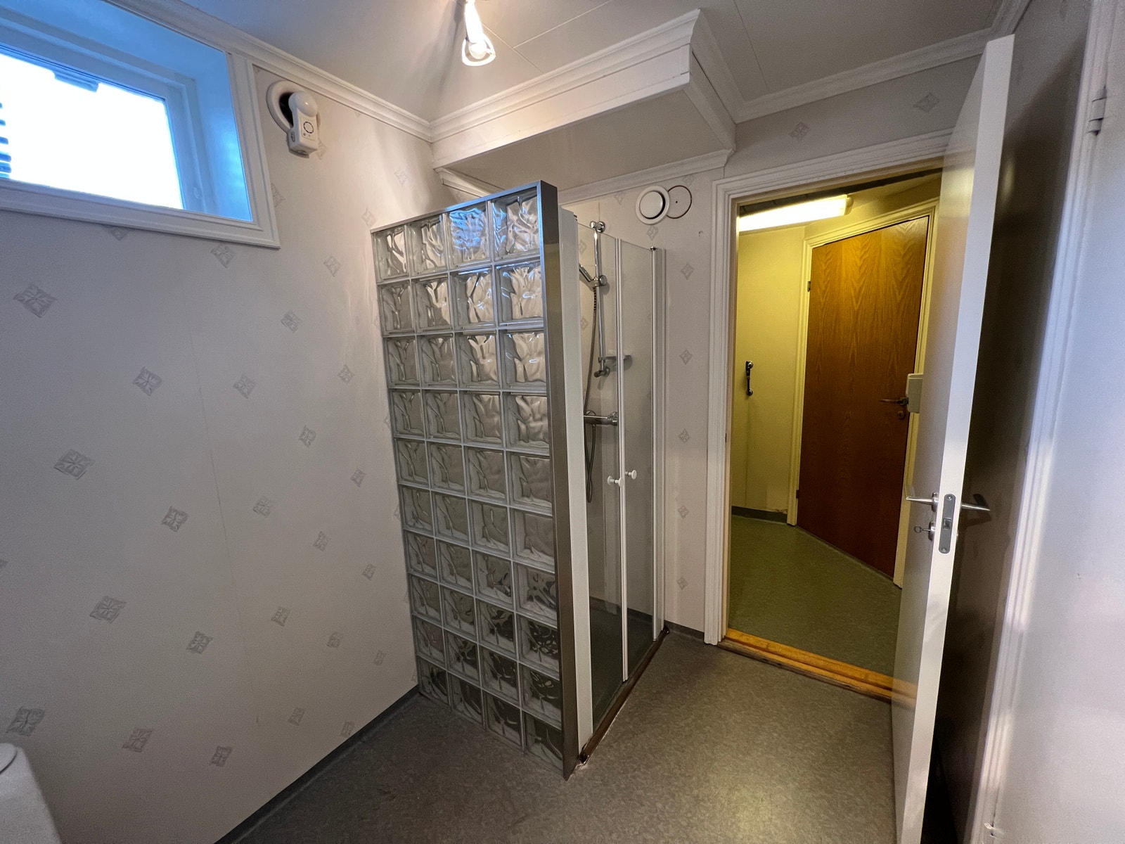 Bad med inngang til vaskerom Galleribilde