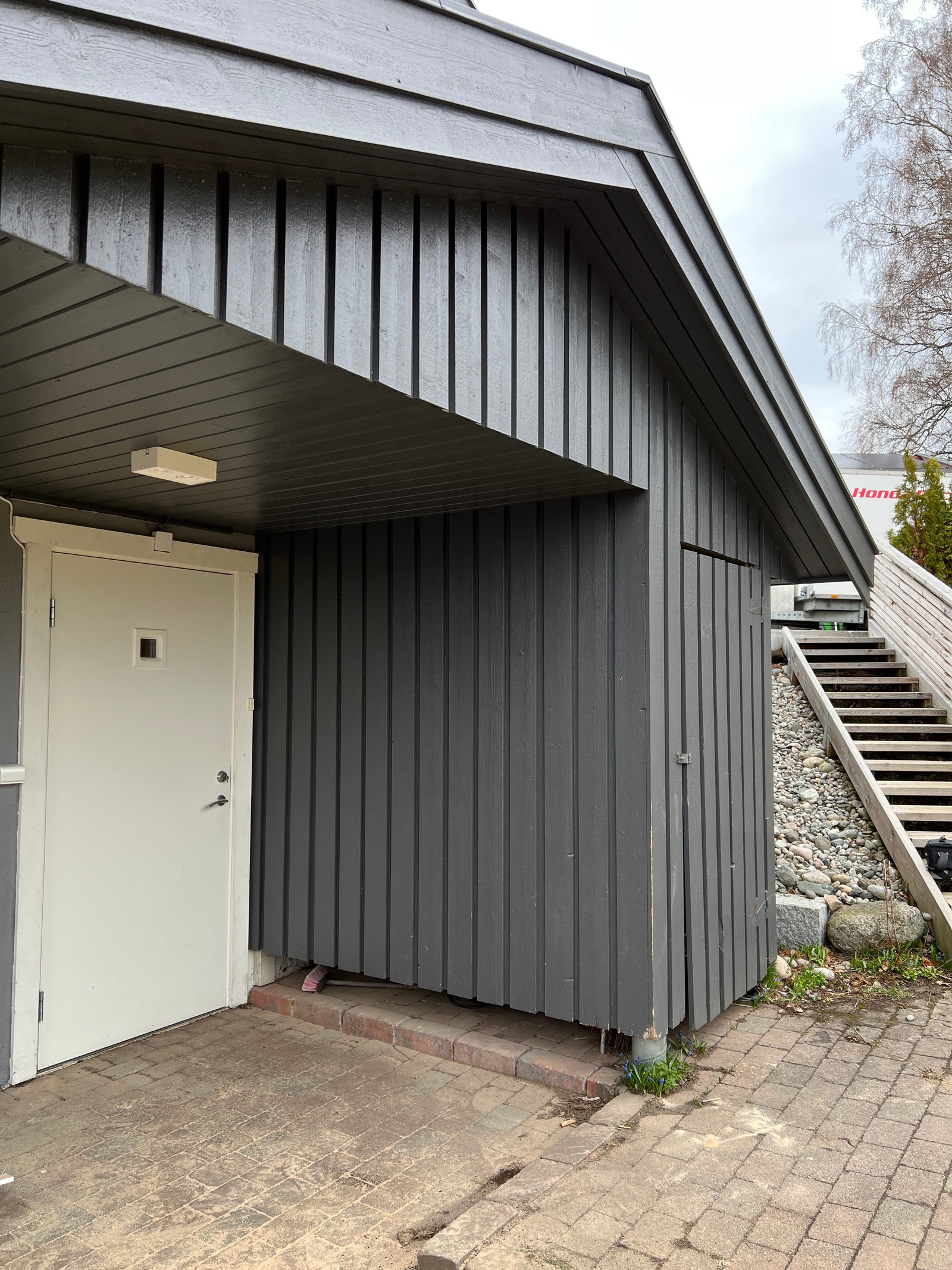 Inngangsparti med utebod. Galleribilde